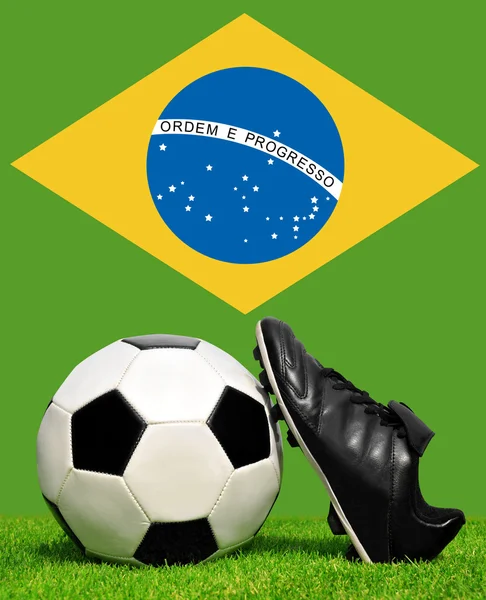 Футбольний м'яч і взуття в траві — стокове фото