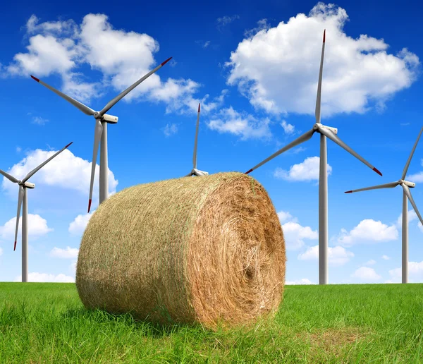 Fardo de palha com turbinas eólicas — Fotografia de Stock