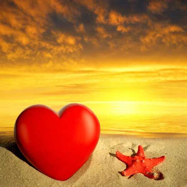 Starfish with heart on the beach — Stock Photo, Image