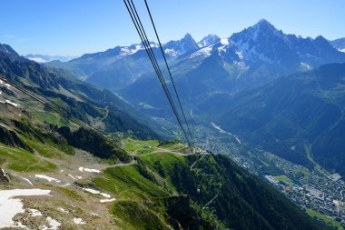 Le Brevent istasyonundaki Chamonix şehrinden Cableway. Fransa.