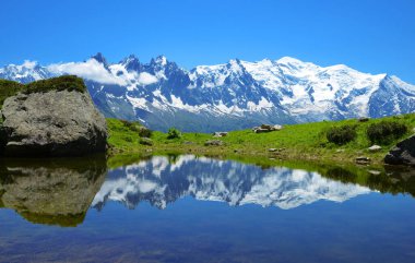 Mont Blanc dağlarının gölün üzerindeki yansıması olan Idyllic manzarası. Doğal Rezerv Aiguilles Rouges, Fransız Alpleri, Fransa, Avrupa.