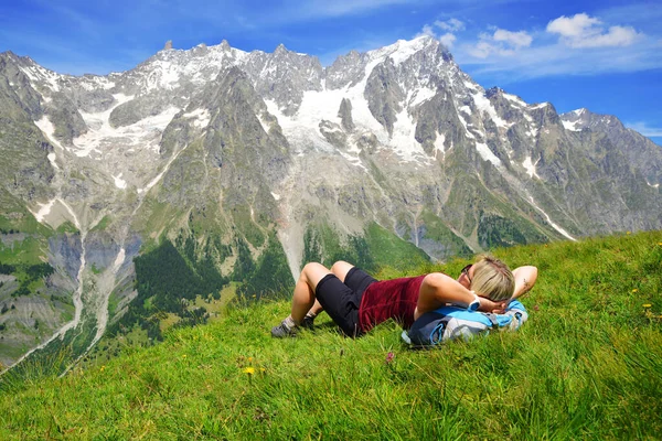 Turista Fekvő Réten Napsütéses Napon Háttérben Mount Grandes Jorasses Aosta — Stock Fotó