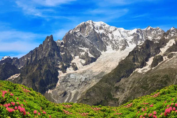 Visa Mont Blanc Monte Bianco Bergskedjan Solig Dag Aostadalen Italien — Stockfoto
