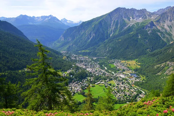 Courmayeur Pueblo Valle Aosta Italia Hermoso Paisaje Montaña Día Soleado —  Fotos de Stock