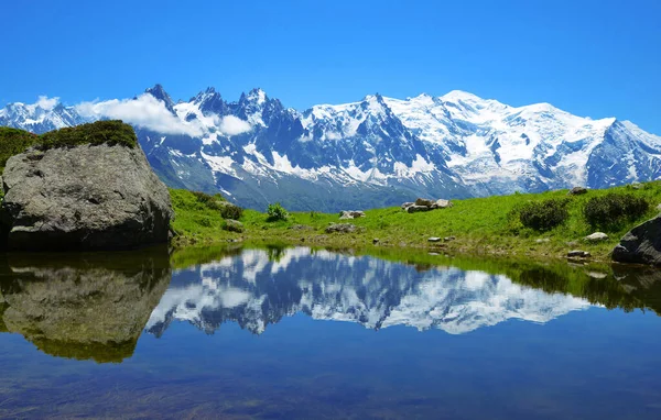 Idylliczny Krajobraz Odbiciem Pasma Górskiego Mont Blanc Nad Jeziorem Rezerwat — Zdjęcie stockowe