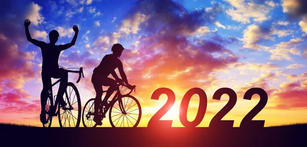 Силуэт Велосипедистов Велосипедами Закате Вперед Новому 2022 Году Концепция Праздника — стоковое фото