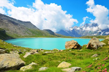 Mountain Lake Lac de Goillet, Aosta Vadisi, İtalya. Alplerde yaz manzarası.