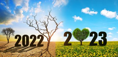 2022 numaralı çorak arazide çatlak toprak ve 2023 numaralı karahindiba tarlasında. Mutlu yıllar kavramı. Küresel ısınma veya değişen iklim teması.
