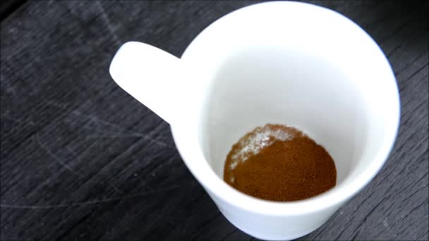 Faire du café instantané