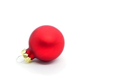 Beyaz arka planda kırmızı Noel süsü topu. Boşluğu sağda kopyala.
