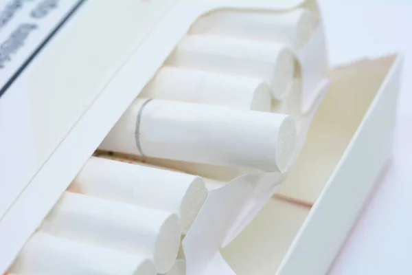 Primo Piano Pacchetto Bianco Aperto Sigarette Uno Sfondo Bianco — Foto Stock