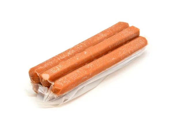 Egy Csomag Kolbász Hot Dog Vákuumfóliában Fehér Alapon — Stock Fotó