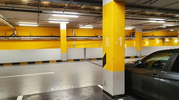 Подземный Гараж Припаркованной Машиной — стоковое фото