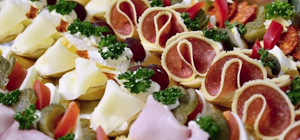 Diversi Tipi Tartine Fresche Tartine Con Salame Tartine Con Formaggio — Foto Stock