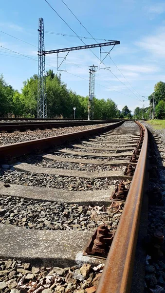 Leere Rostige Bahngleise Der Nähe Blick Auf Elektrifizierte Landstraße Mit — Stockfoto