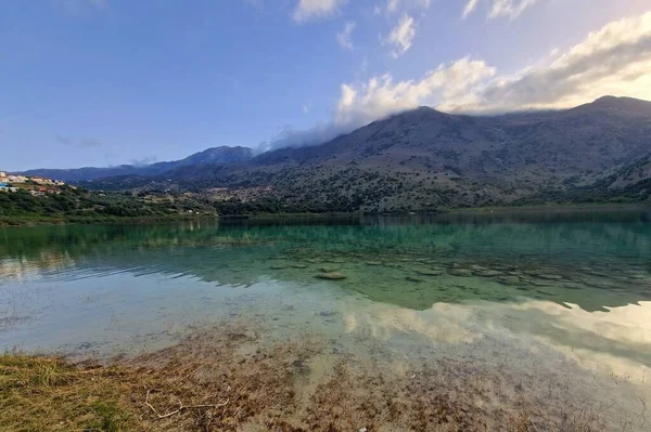 Vedere Frumosului Lac Kournas Apă Curată Timpul Apusului Soare Reflecția — Fotografie, imagine de stoc