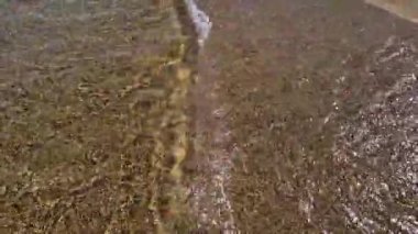 Sahildeki Akdeniz dalgaları kapanıyor..