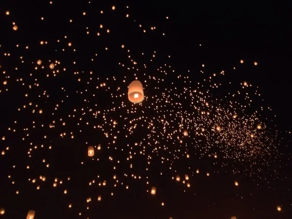 Loi kratong. Tajlandia. Chiangmai. — Zdjęcie stockowe