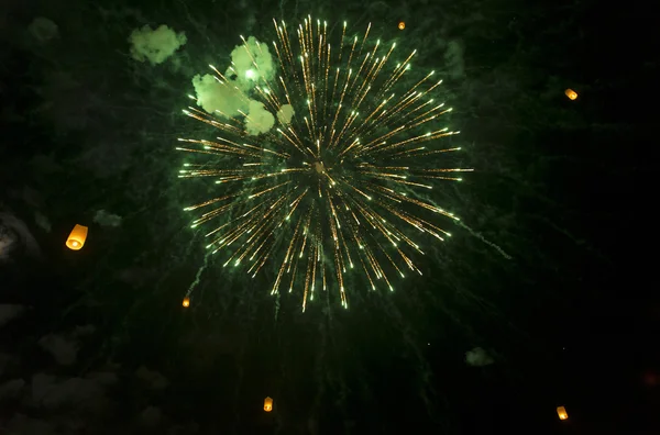 Loy krathong ohňostroj — Stock fotografie