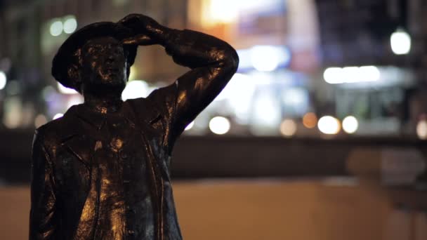 Estatua de un hombre con un fondo borroso — Vídeos de Stock