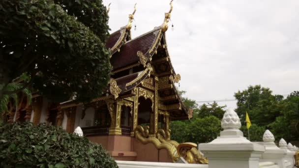 Widok świątynia tajski, przejść wzdłuż drzewa — Wideo stockowe