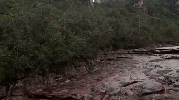Політ над камінням, з червоною водою — стокове відео