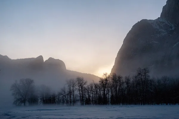 Misty Soirée d'hiver dans la vallée de yostemite — Photo
