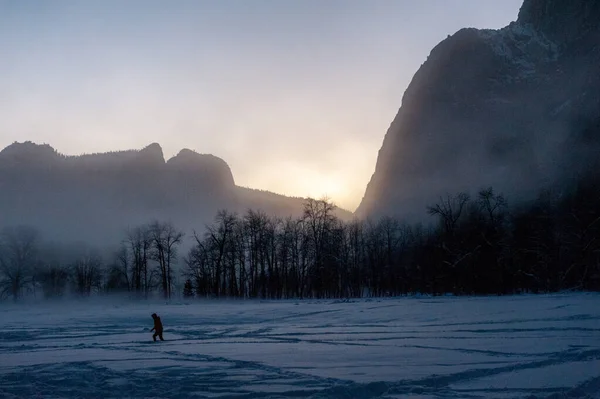 Yostemite Vadisi 'nde Misty Winter akşamı — Stok fotoğraf