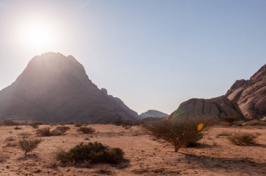 Öğleden sonra Spitzkoppe yakınlarında, ve Namibya Çölü 'nde Eski Volkan.