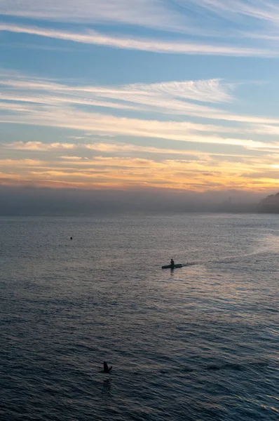 Canoagem solitária ao pôr-do-sol — Fotografia de Stock