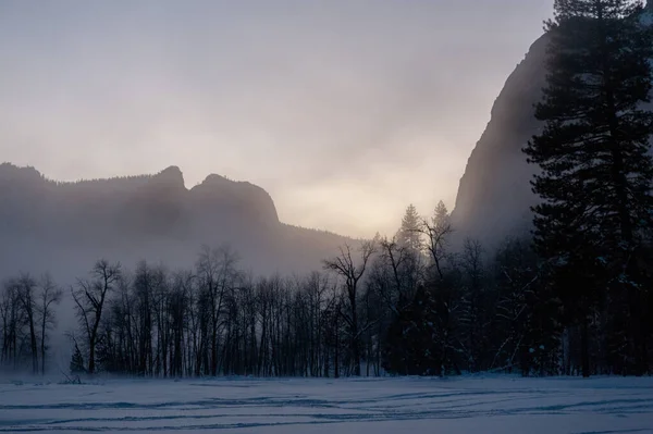 Misty Tarde de invierno en el valle del yostemite —  Fotos de Stock