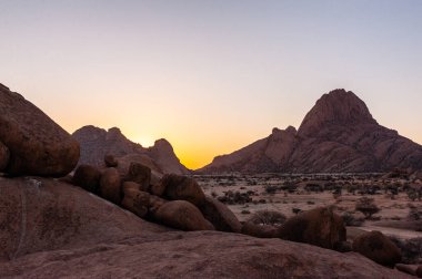 Gün batımında Spitzkoppe bölgesinde.