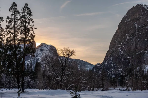Pôr do sol no vale de Yosemite — Fotografia de Stock