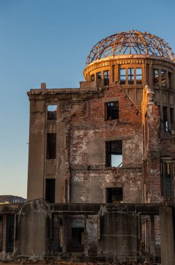 Gün batımında atomik kubbenin ayrıntıları