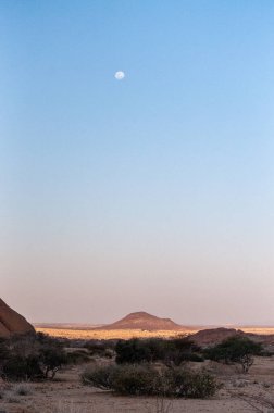 Gün batımında Spitzkoppe bölgesinde.