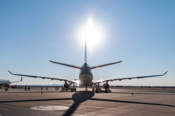 Aereo passeggeri in attesa di partenza all'aeroporto di Windhoek — Foto Stock