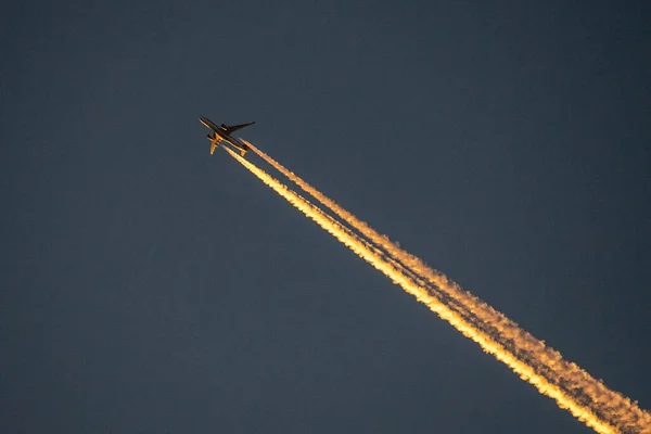 Jetliner Cruising into the sunset — стоковое фото