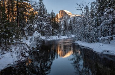 Yarım kubbede gün batımı Merced Rivier 'a yansıdı