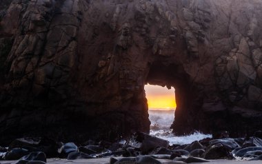 Güneş anahtar deliği kemerinden bakıyor.