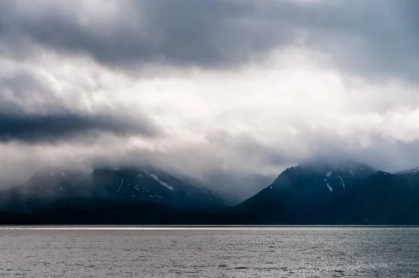 Paisagem norueguesa com nuvens — Fotografia de Stock