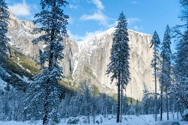 Valle de Yosemite cubierto de nieve —  Fotos de Stock