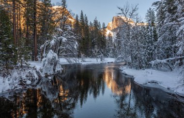 Yarım kubbede gün batımı Merced Rivier 'a yansıdı