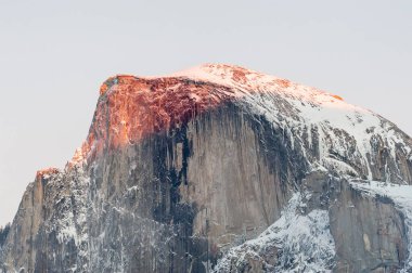Batan güneşten aydınlanan yarım kubbe