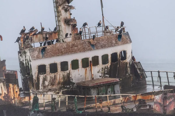 Eski bir trol teknesinin enkazı