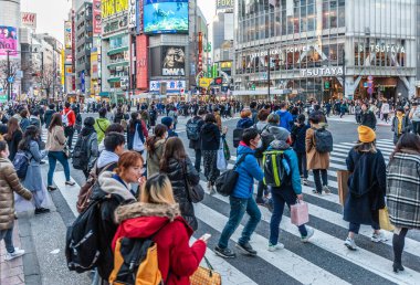 Gün batımında Tokyo Shibuya Geçidi