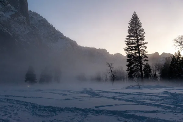 Misty Tarde de invierno en el valle del yostemite — Foto de Stock