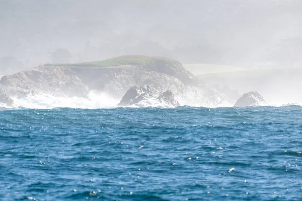 Onde che si infrangono sulla costa californiana — Foto Stock