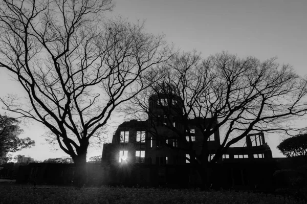 Imagem retroiluminada da cúpula atômica ao pôr-do-sol — Fotografia de Stock