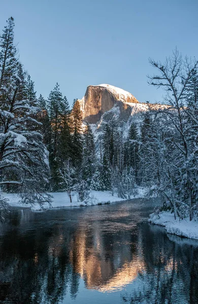 Pôr do sol em Half dome refletido no rivier mercenário — Fotografia de Stock