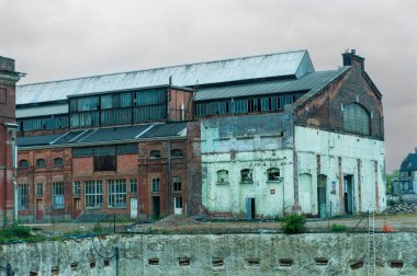 terk edilmiş fabrika binası
